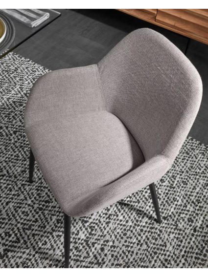 Silla  CAMILE con brazos gris claro y patas de acero acabado pintado negro