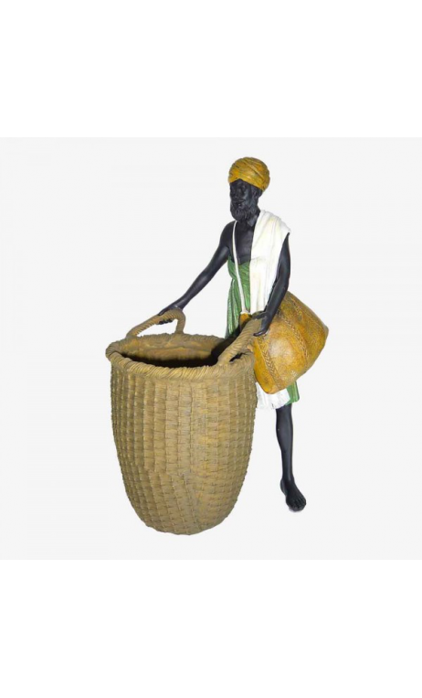 Señor africano con cesto