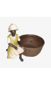 Niño africano con cesto grande